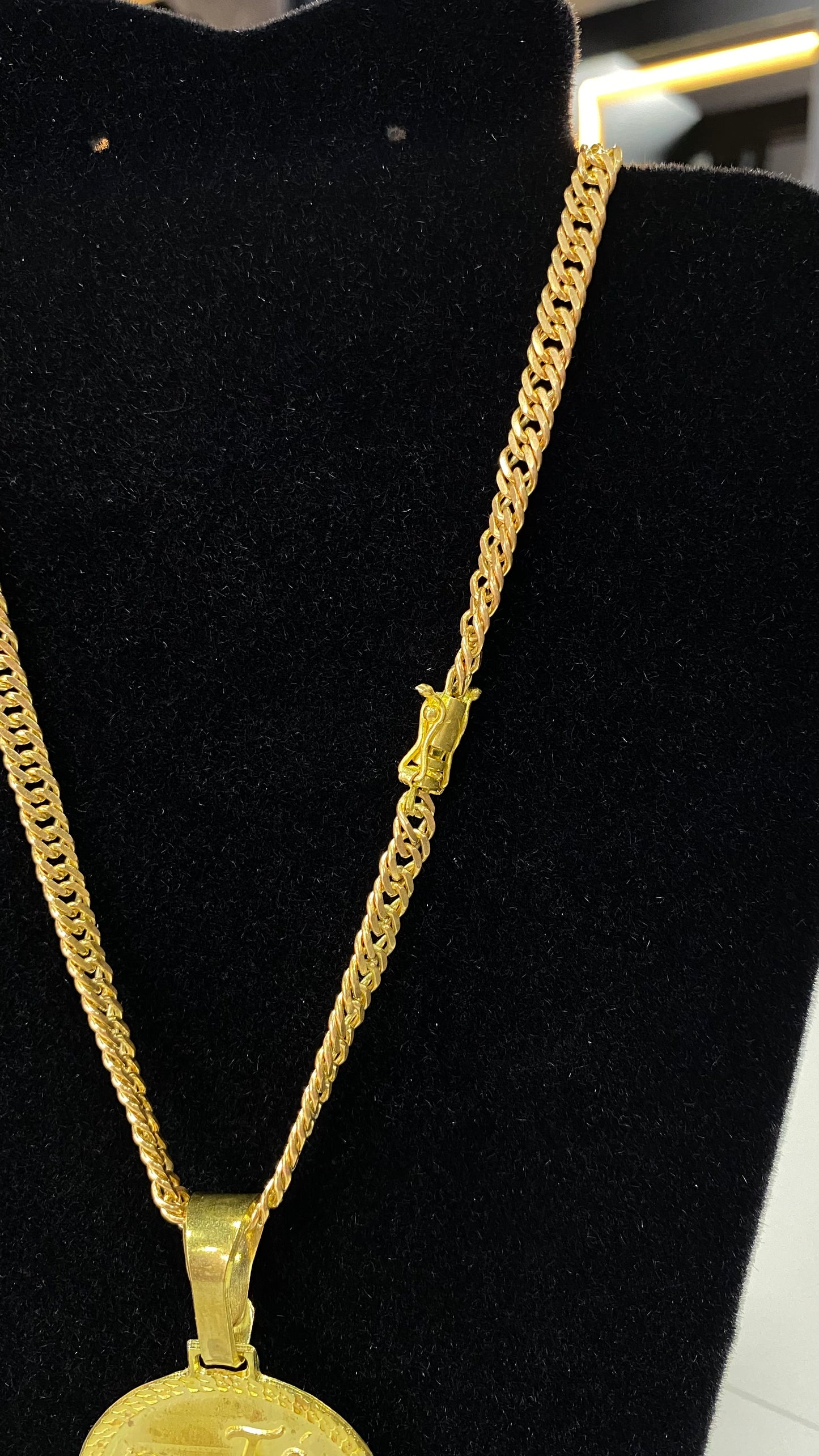 Corrente em moeda antiga