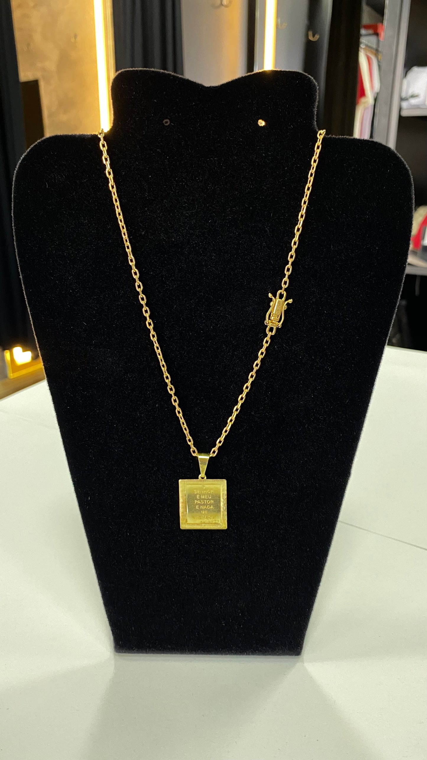 Corrente em moeda antiga